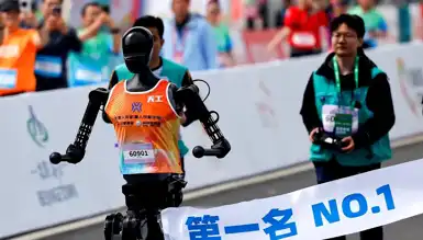 Çin'de Robotlar Yarı Maraton Koştu! İnsanlar Önde!